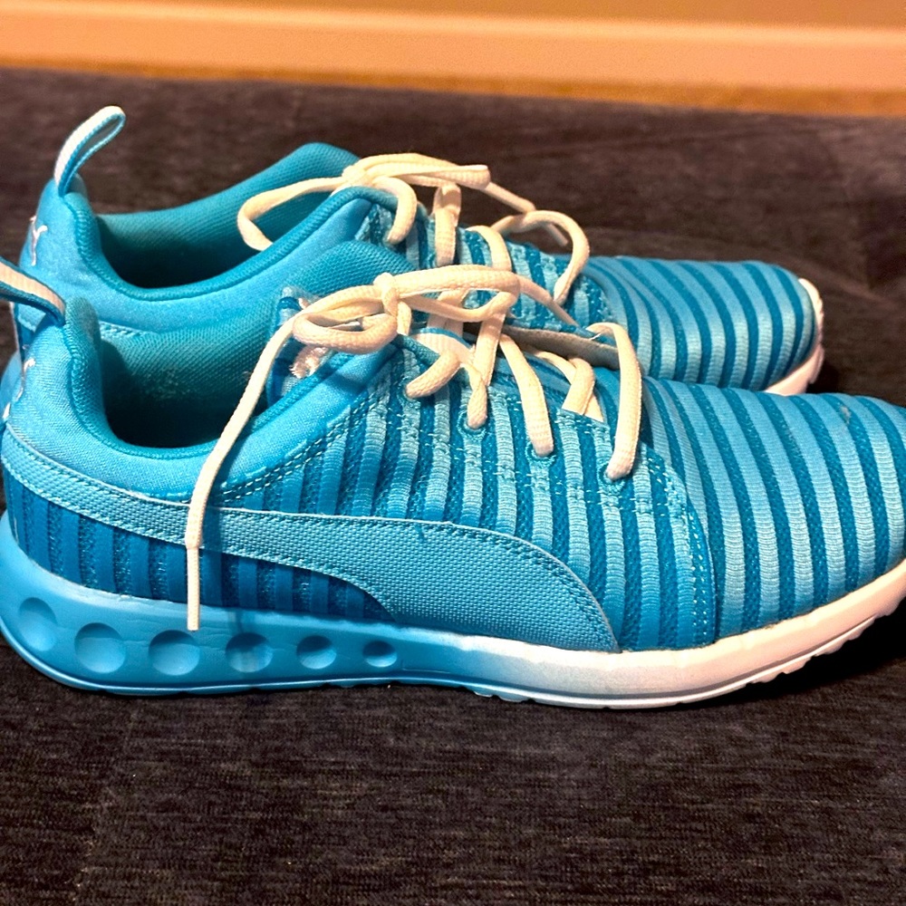 Puma women's sneakers in a vibrant turquoise color with an ombré design